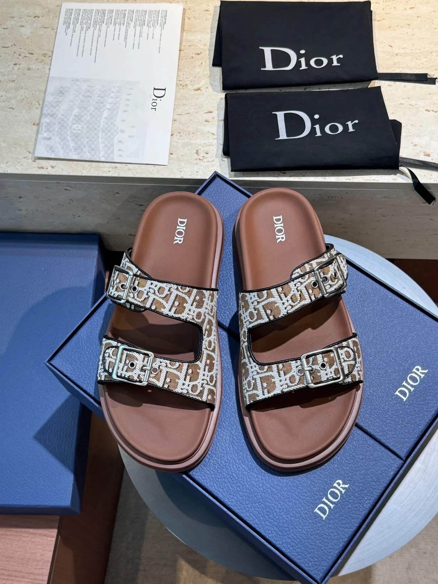Factory price: 320💰Djia Aqua men's slippers and sandals, Dior's Aqua sandals are elegant and casual. The cross-strap design is reinterpreted in CD Diamond canvas, inspired by the brand's archives. Finished with a branded logo and tonal notch sole, they can be worn easily with shorts or jeans for a sophisticated look. Size:39-44(38 45 customized)